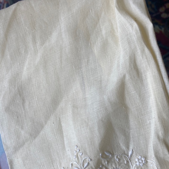 One fine linen embroidered tea towels. A muted butter yellow Vintage 1960s - Picture 4 of 6